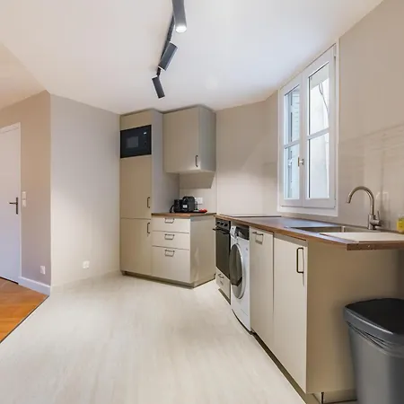 Grand Design Sous Les Toits, 16e Apartment