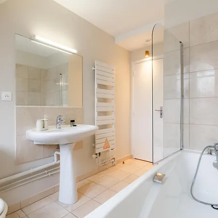 Grand Design Sous Les Toits, 16e Apartment